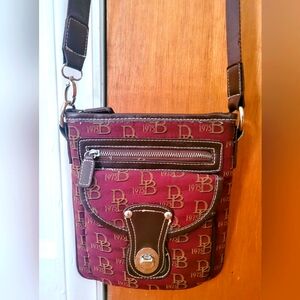 EUC Authentic Dooney & Bourke 1975 Crossbody Zippered Purse